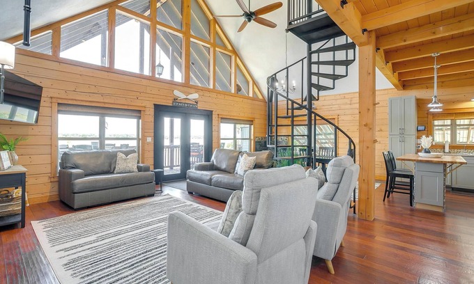 Dennis House | Lakeshore Lodge in peaceful Granbury