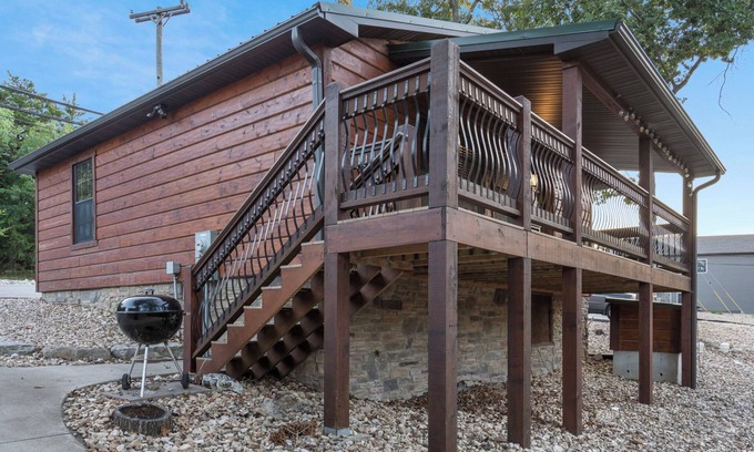 Indian Point Cabin | Lakeside 2bd/2ba cabin, sleeps 6. Free Use of Kayaks-Ticket DEALS and Resort Perks!