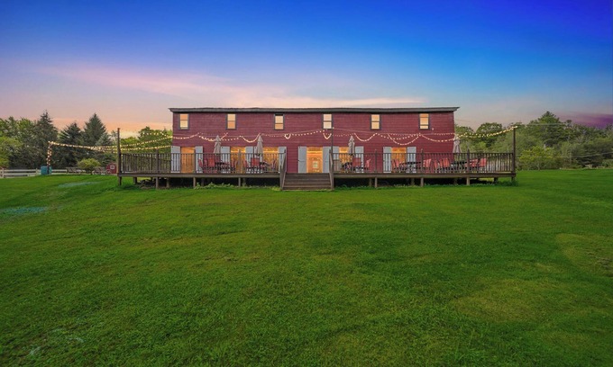 Liberty Resort | Lakeside Barn Estate- 3 Cozy Homes+Pool+Hot Tub!