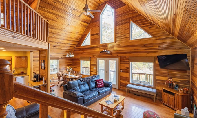 Primrose Cabin | Lakeside Cabin: Private Dock - Canoe & Kayaks - HotTub -PetFriendly -Arcade Game