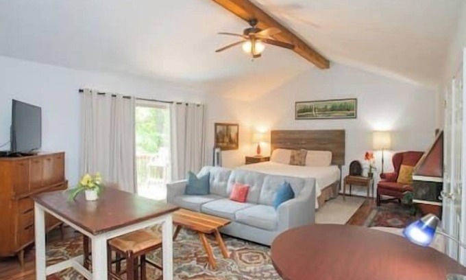 Gallatin House | Lakeside Cabin Retreat - Boating, Swimming