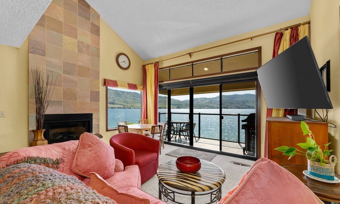 Chelan Condo | Lakeside Condo w/Shared Pools, Hot tub & Tennis Court - Steps To Swimming Area