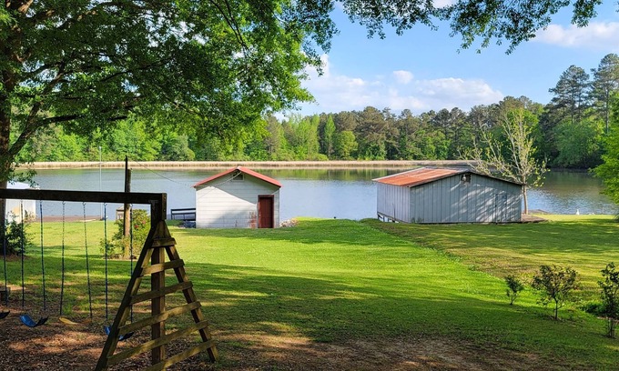 Guntersville Cottage | Lakeside Cottage on Lake Guntersville. AL