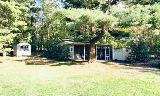 Fennville House | Lakeside Cottage - Right across of Westside County Park with lake access