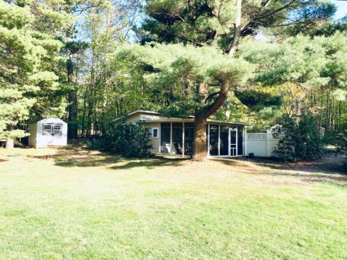 Fennville House | Lakeside Cottage - Right across of Westside County Park with lake access