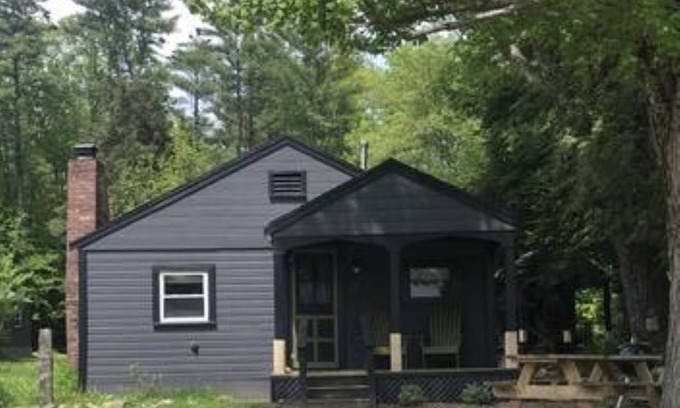 Holderness Cottage | Lakeside Cottage with Kitchen
