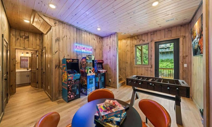 Sevierville Cabin | Lakeside Country - Hot Tub Retreat with Lake Access