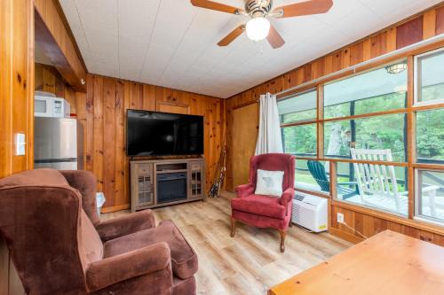 Flat Rock Hotel | Lakeside Delight - Unit 302