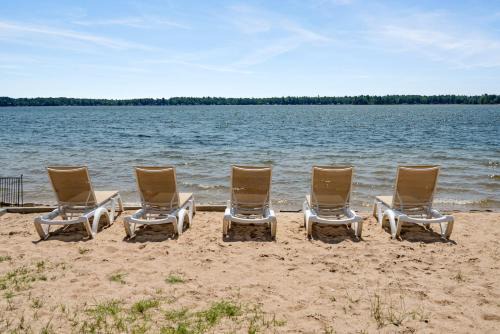 Mayfield Apartment | Lakeside Double Queen Suite Upper-Level Retreat