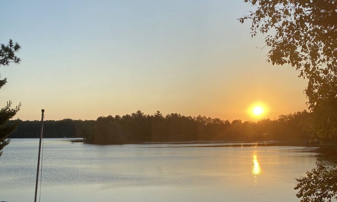 Danbury Cabin | Lakeside Family friendly cabin with private beach