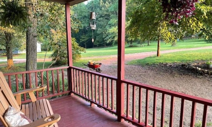 Leesville Cottage | Lakeside Farmhouse - Pets Welcome