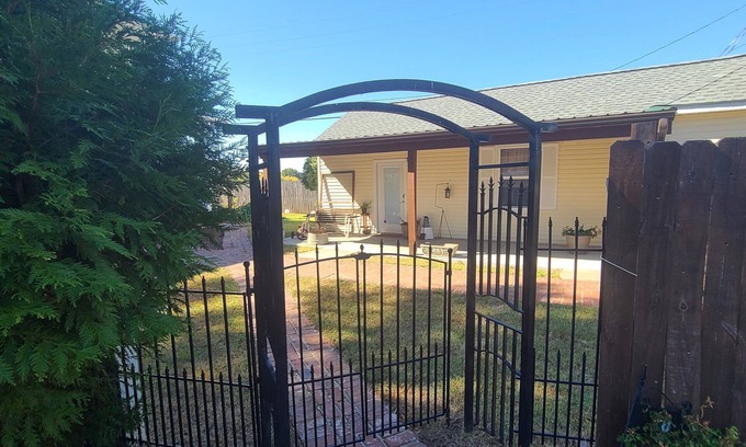 Florence House | Lakeside Highlands Guesthouse- Close to parks, shopping, and dining!