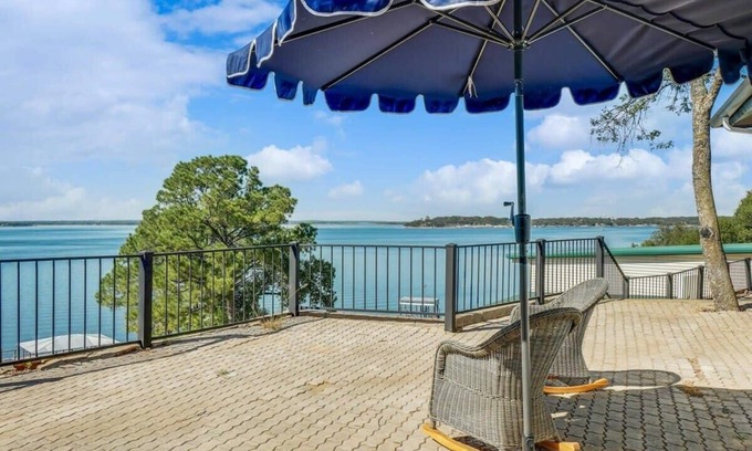 Fort Worth House | Lakeside Living at its Finest, Bar, Jacuzzi