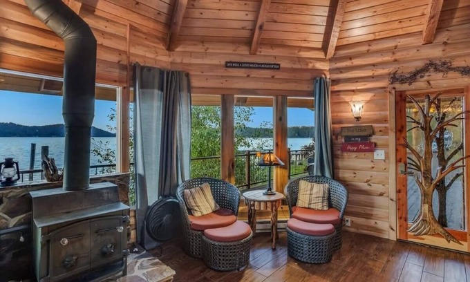 Coeur d'Alene House | Lakeside Loft | Beautiful Waterfront Log Cabin