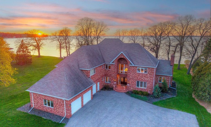Oshkosh House | Lakeside Lux of Oshkosh- Lake/Games/10beds/Luxury