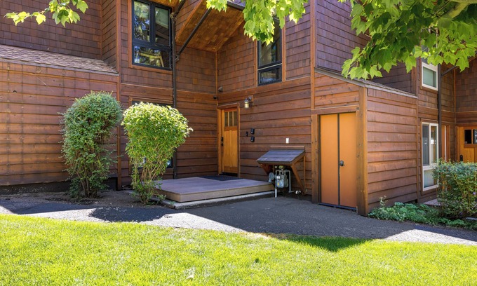 Brockway House | Lakeside Luxe Retreat