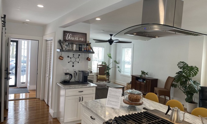 Wakefield House | Lakeside Luxury, 5min walk to town and train to Boston, 1st Floor Condo
