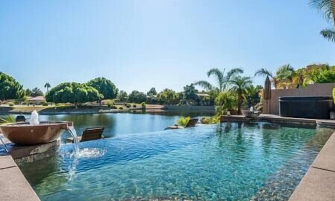 Arrowhead Ranch House | LAKESIDE LUXURY & GOLF RESORT - Zero Edge Pool