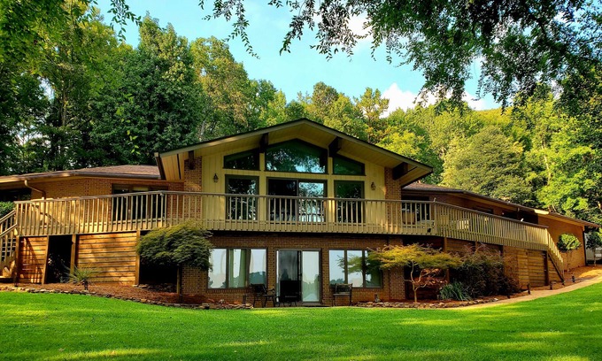 Rock Hill House | Lakeside Paradise
