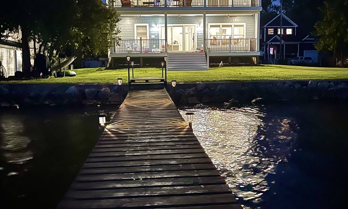 Saratoga Springs House | Lakeside Retreat: the comfort of lake life and a short ride to the Track!