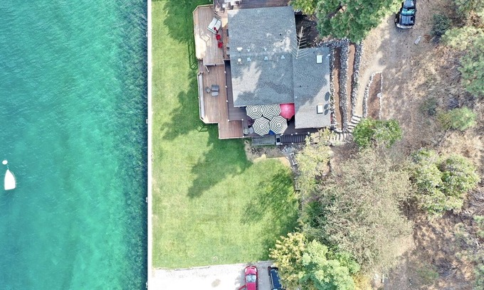 Chelan Condo | Lakeside Retreat: Cozy Condo, Steps to Lake Chelan, Free WiFi