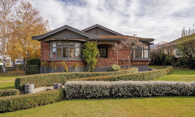 Lowburn House | Lakeside Retreat - Cromwell Holiday Home