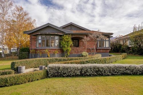 Lowburn House | Lakeside Retreat - Cromwell Holiday Home