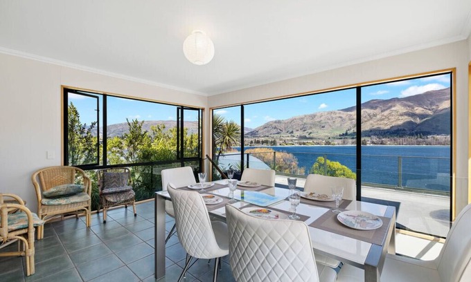 Wanaka Cottage | Lakeside Serenity - Wanaka Holiday Home