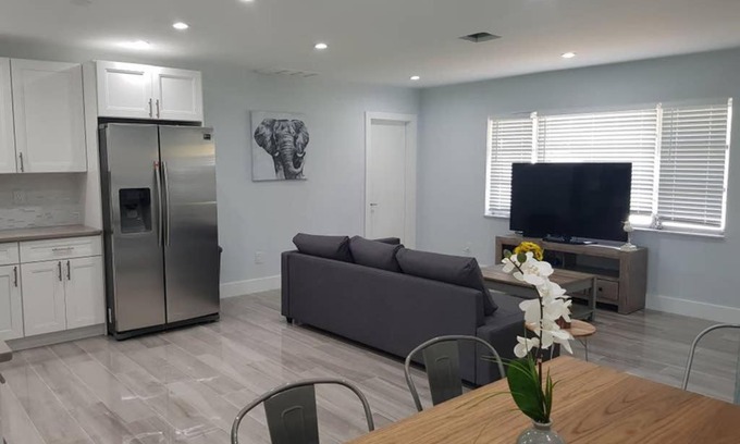 Davie House | Lakeside Vacation Home