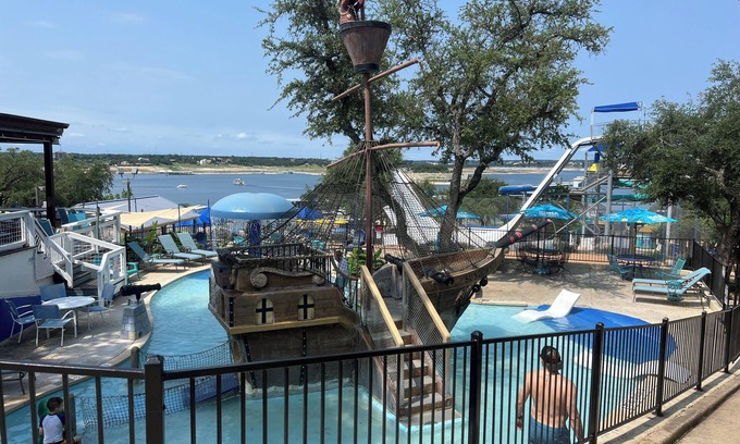 Volente Cabin | LakeTravis 2BR Bungalow 8:Free waterpark, walk to dining, marina, lake