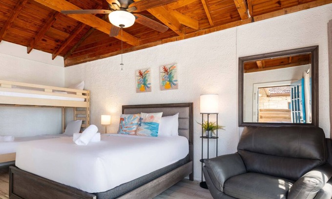 Volente Cabin | LakeTravis Bungalow 2