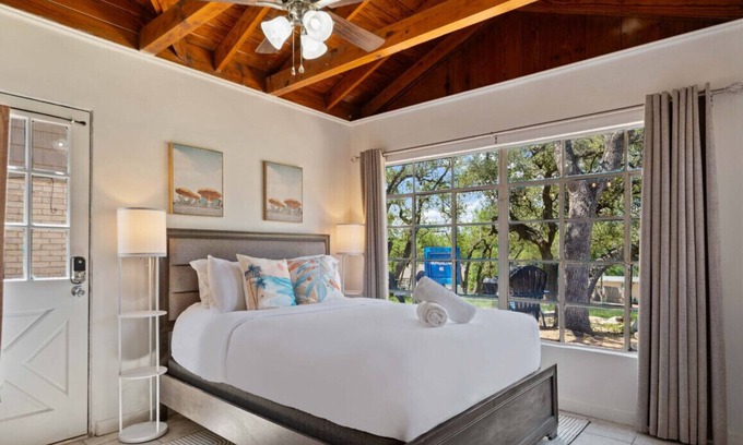 Volente Cabin | LakeTravis Cozy Bungalow 6