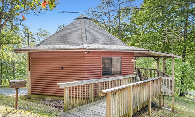 Ellijay Cabin | Lakeview Cabin #4 at Carters Lake Marina, includes boat slip at marina