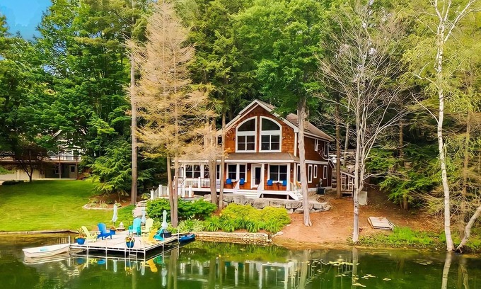 Gaylord Cabin | ⭐️ Lakeview Cabin: Hot Tub Jacuzzi & 4 Bedroom + 3 Bath - Escape to Bears Den! 🐻