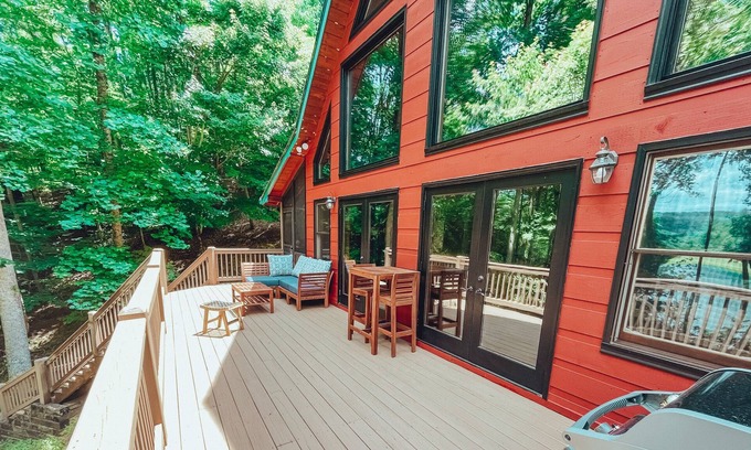 Walnut Mountain Cabin | Lakeview Cabin in Ellijay, 3BR, Dog friendly