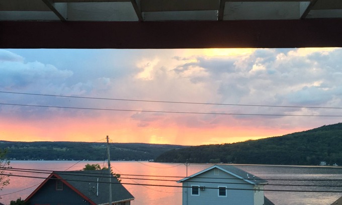 Dundee Cottage | Lakeview Cottage Has it All!