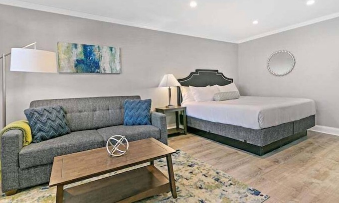 Lake View East Apartment | Lakeview Cozy Studio Apartment