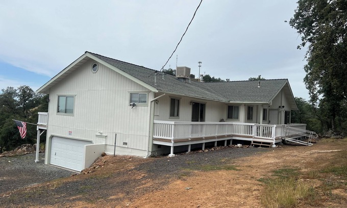 Coulterville House | Lakeview Getaway
