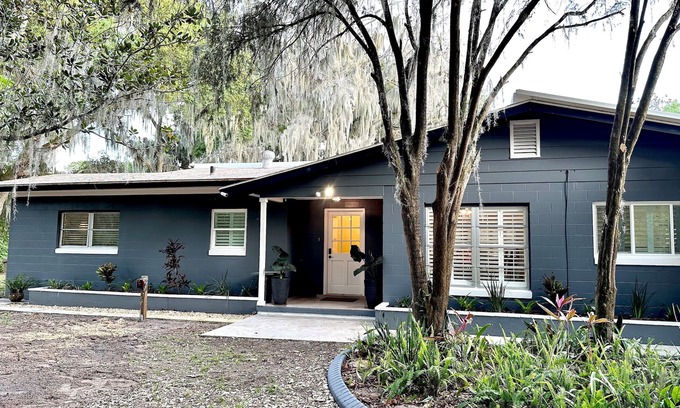 Leesburg House | Lakeview house with old Florida feel close to everything fun in Central Florida