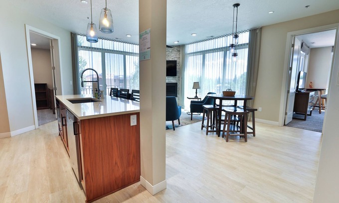 Garden City Apartment | LakeView- Luxurious 2Bdr/2.5 Bath/Den Vacation Suite