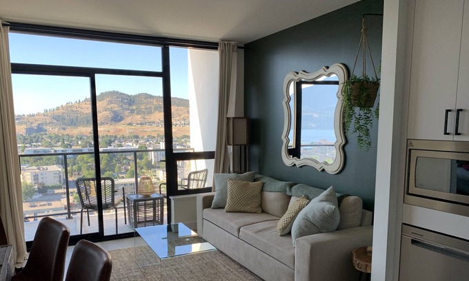 Downtown Kelowna Apartment | Lakeview Oasis! Gorgeous 1-bdrm Sub-penthouse. Sleeps 4