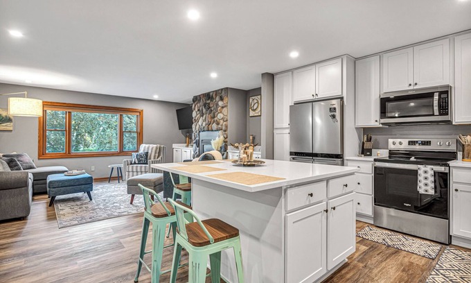 Belgium House | Lakeview Oasis - Sleeps 10! Family Friendly!