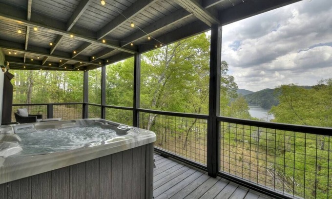 Necowa Cove Cabin | Lakeview Rendezvous | Book 2 Nights Get 3rd Free!