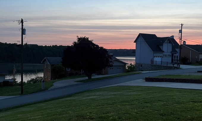Somerset House | “Lakeview Retreat” - Lakeview with Public dock bottom of hill/Free Launch