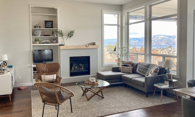 Southwest Mission House | LAKEVIEW Spacious Modern Home, large deck & hot tub, near wineries