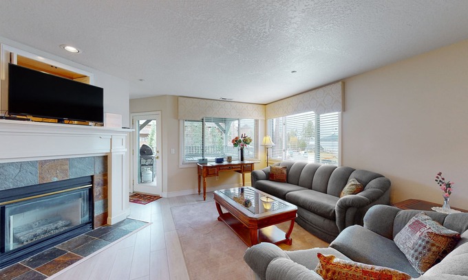 Coeur d'Alene Condo | Lakeview vacation condo w/private W/D & access to dock & close to public beach