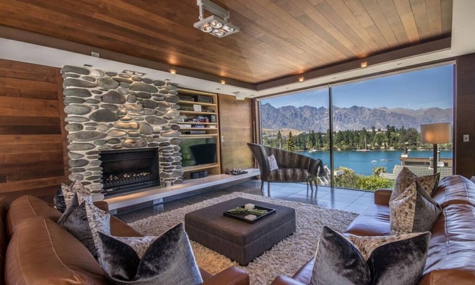Queenstown House | Lakeview, walking distance to downtown Queenstown