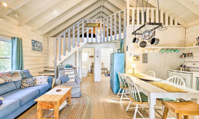 Poyntelle Cottage | Lakewood Cottage w/Private Lake Access & Canoes!