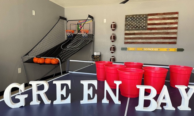 Ashwaubenon House | Lambeau Lookout on Elm View - Less than a mile from Lambeau - Pet Friendly!
