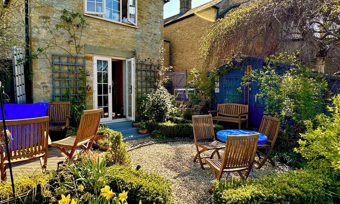 Chipping Norton Cottage | LAMORNA COTTAGE, pet friendly, with open fire in Chipping Norton